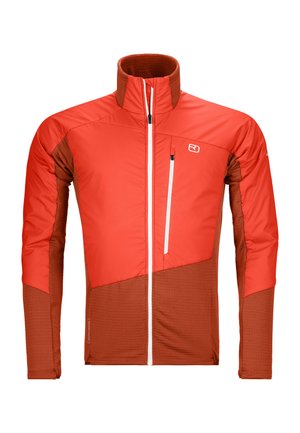 Rote und braune isolierte Jacke mit hohem Kragen, Reißverschlusstasche auf der Brust und kontrastierenden Stofftexturen; verfügt über ein Logo auf der linken Seite.
