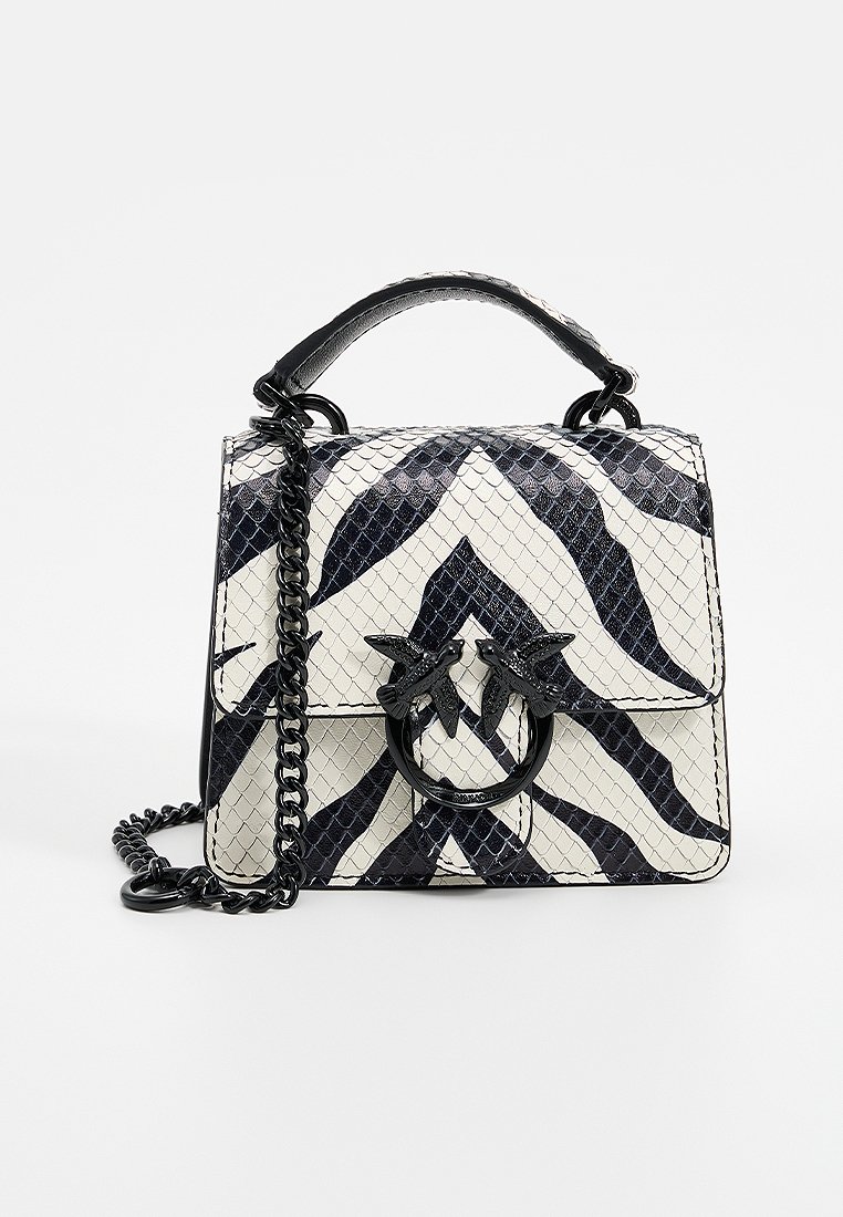 Sac à main carré avec un motif serpent en noir et crème, doté une poignée supérieure et une bandoulière en chaîne amovible. Accents en métal noir.