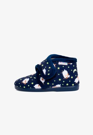 Chaussons en polar bleu avec un motif de moutons et d'étoiles, dotés d'une fermeture à bande auto-agrippante et d'un bout arrondi. Texture douce et profil bas.