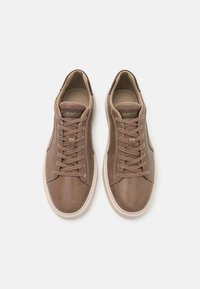Braune Leder-Sneaker mit glatter Oberfläche, runden Zehen, Schnürdesign und einer hellen Gummisohle. GANT-Logo im Bereich der Zunge.