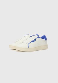 Hvite lær sneakers med blå accenter, rund tå, flat hvit såle og logo detalj på siden. Har snøring og perforeringer.