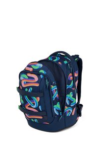 Zaino navy con motivi astratti colorati, spallacci regolabili, doppie tasche laterali e base rinforzata per una maggiore durata.