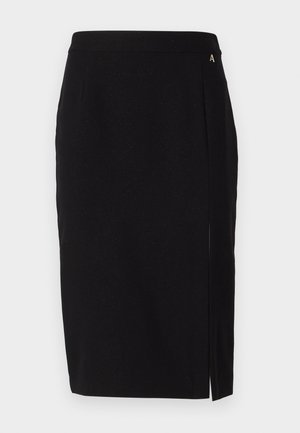 Jupe crayon noire au design ajusté, avec une fente latérale et un petit accent doré près de la taille. Fabriquée à partir d'un tissu texturé.