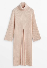 Robe longue en maille côtelée beige avec col roulé, manches larges et fente centrale à l'avant, posée à plat sur fond blanc.