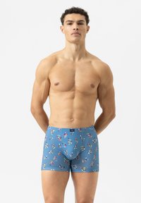 Boxers bleus avec un motif répétitif de capsules colorées. Fabriqués en tissu doux, ils disposent d'une taille confortable et d'un design ajusté.