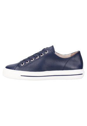 Sneaker in pelle blu con suola in gomma bianca, punta tonda e occhielli in metallo argentato. Superficie liscia e design minimalista. Vista laterale.