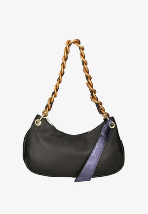 Borsa a mezzaluna nera con manico a catena dorata intrecciata e tracolla in pelle lucida color viola scuro attaccata da un lato.