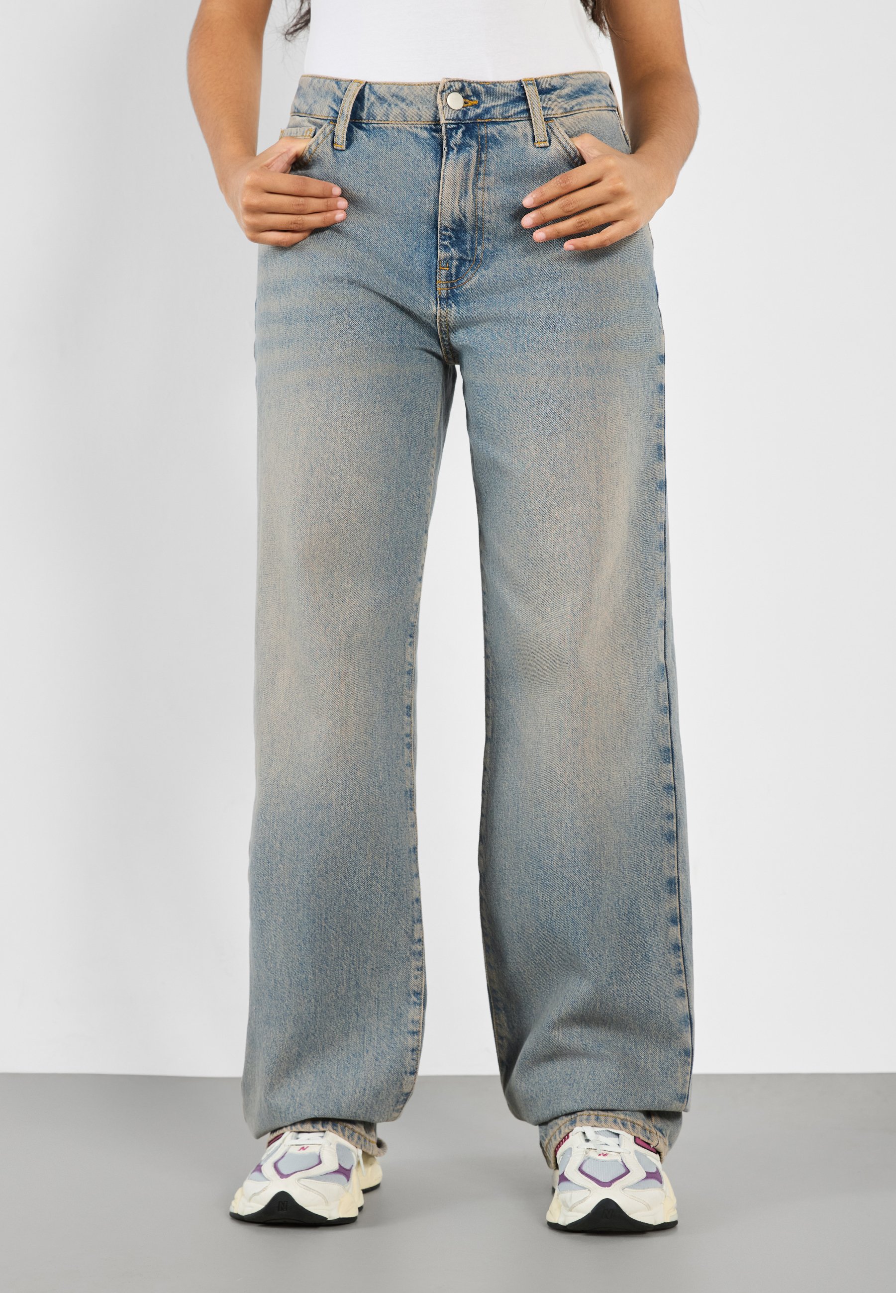 EGON Lab DIRTY WASH WIDE LEG JEANS | PARINITADAS.COM