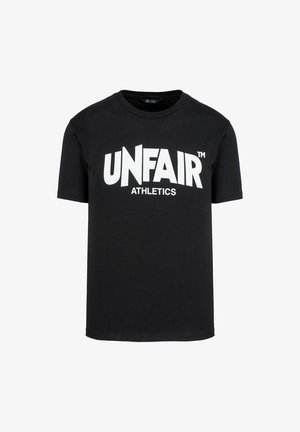 Musta puuvillapaita, jossa on suuri valkoinen teksti "UNFAIR" ja "ATHLETICS." Klassinen pyöreä kaula-aukko, lyhyet hihat, sileä kangas. Ei kuoseja tai koristeita.