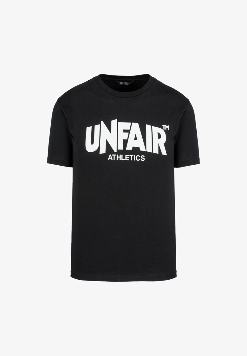 Melnā kokvilnas T-kreklā ir liels balts teksts "UNFAIR" un "ATHLETICS." Klasicisks apaļais kakls, īsas piedurknes, gluda tekstūra. Nav rakstu vai akcentu.