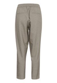 Pantalon léger gris avec une taille élastique, deux poches arrières et une coupe effilée. Texture lisse et style minimaliste.