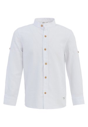 Weißes Kinderhemd mit langen Ärmeln, Holzknöpfen, Mandarinkragen und aufgerollten Ärmelriegeln vor einfarbigem Hintergrund.