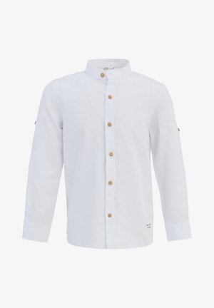 Biała dziecięca koszula z długim rękawem, drewnianymi guzikami, kołnierzykiem typu mandarynka i podwiniętymi mankietami na jednolitym tle.