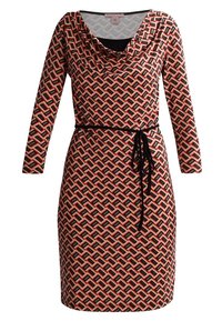 Sukienka z kołnierzem typu cowl i długimi rękawami, z geometrycznym wzorem w kolorach czerwonym, czarnym i kremowym, wyposażona w czarny materiałowy pasek do regulacji w talii.