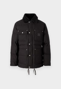 Gepolsterte schwarze Jacke mit einem Kunstfellkragen, zahlreichen Fronttaschen, Druckknöpfen und verstellbarem Kordelzug am Saum.
