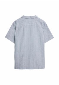 Camicetta grigia chiara a maniche corte con un motivo a griglia testurizzato, caratterizzata da un colletto e un'orlo dritto, che mette in evidenza un design minimalista.