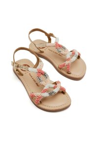 Sandalia con cuentas que presenta una suela beige y tiras en coral, blanco y plateado. Hebilla ajustable y acentos de tela texturizada realzan el diseño.