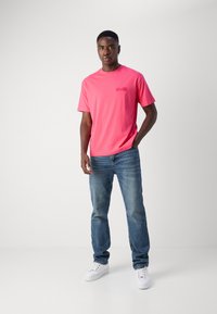 Makia STATEMENT - Marškinėliai su spaudiniu - pink