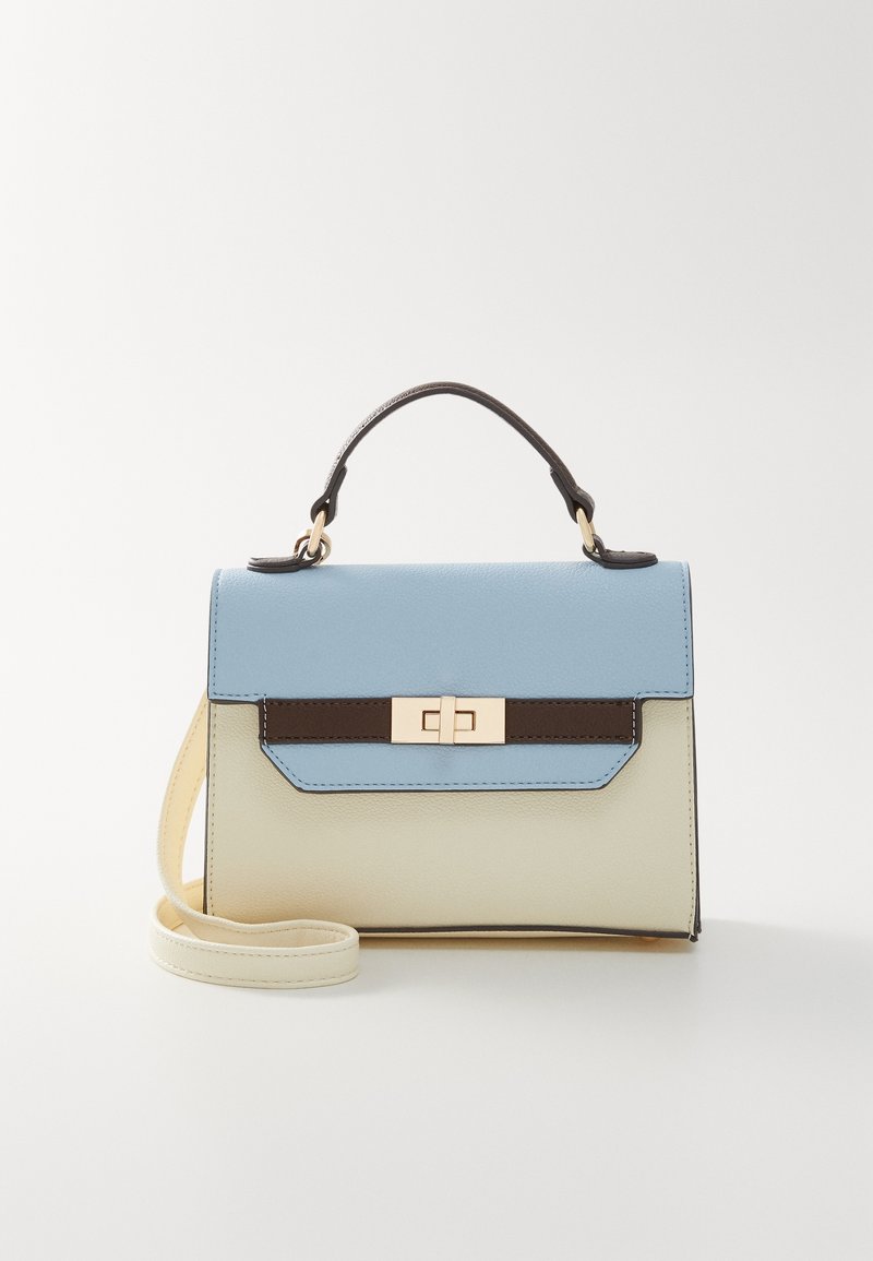 Petit sac à main rectangulaire avec rabat bleu clair, corps beige, poignée marron foncé, fermoir doré et bandoulière beige sur fond blanc.