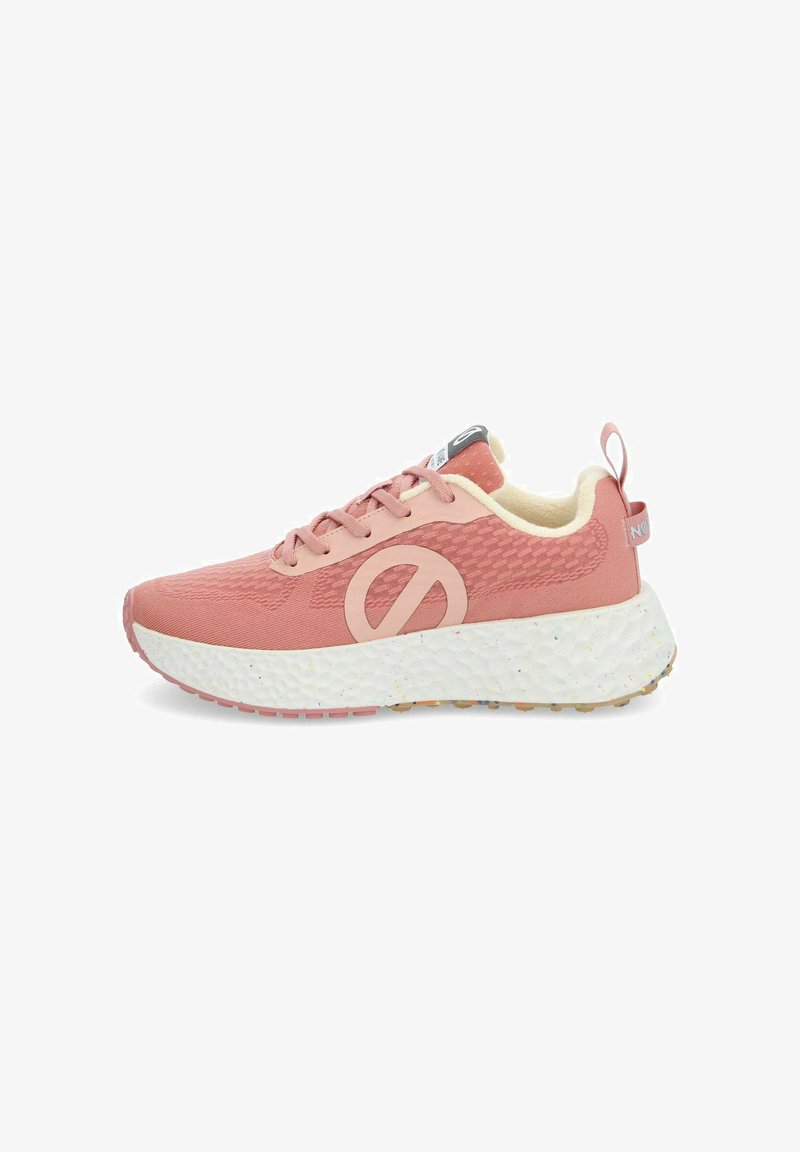 Roze sportschoen met een gestructureerd mesh bovenwerk, ronde neus, gevoerde kraag en een chunky gespikkelde witte tussenzool. Beschikt over een opvallend logo.