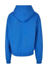 Kék kapucnis pulóver puha anyagból, nagy kapucnival, hosszú ujjakkal és bordázott szegéllyel. Látható minták vagy díszítések nélkül.