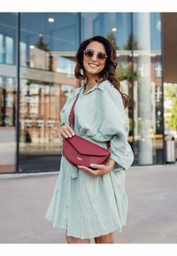 VUCH TRICIA - Taška s příčným popruhem - wine red