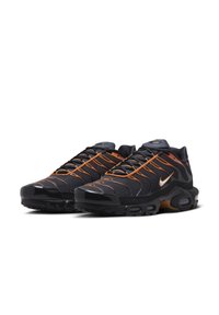 Les chaussures Nike Air Max présentent un dessus noir texturé avec des accents orange, un design arrondi élégant et une semelle visiblement amortie.