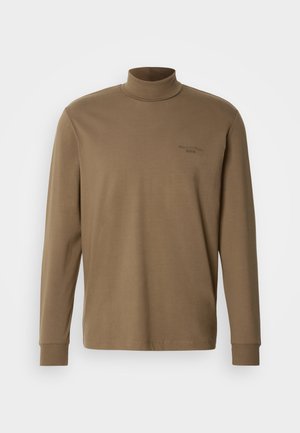 Brun langermet genser med polokrage i mykt stoff, med en tettsittende krage og subtil logo på brystet.