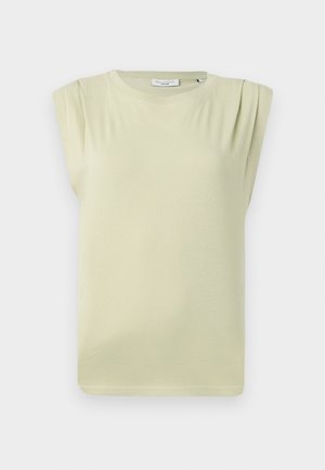 Haut vert clair à manches courtes avec un design décontracté. Présente de légers plis aux épaules et un col rond. Tissu doux et lisse.