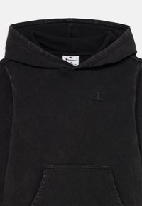 Felpa con cappuccio nera in cotone. Caratterizzata da una tasca a marsupio frontale e un piccolo logo ricamato sul petto. Tessuto morbido e strutturato.