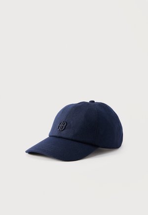 Sinine pesapalli nokam kõverdatud visii ja ees musta tikitud "HB" logoga, taustal hele ühtlane pind.