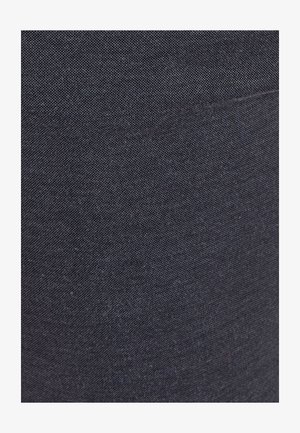 Tela de un azul marino oscuro con una sutil textura en el tejido, que presenta un acabado liso y sin patrones visibles ni detalles de herrajes.