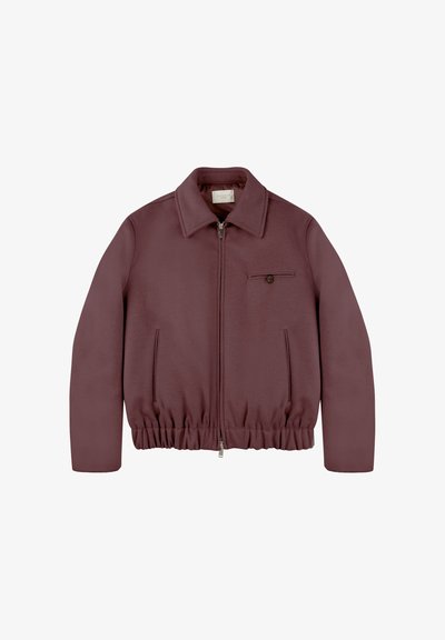 Bordeauxjack met een ritssluiting aan de voorkant, kraag en elastische tailleband. Heeft een borstzak met een knoop en een gladde textuur.