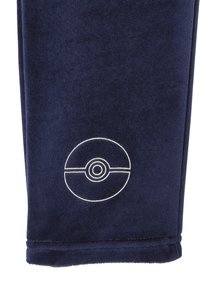 Dunkelblaue Stoffhülle mit einem weißen gestickten Poké Ball-Symbol nahe dem Saum.