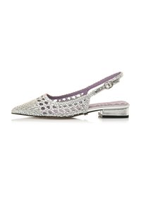 Chaussure slingback argentée avec un bout pointu, une texture métallique tissée et un petit talon carré. L'intérieur a une couleur accent violette.