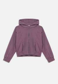 Μωβ φούτερ με φερμουάρ και κουκούλα, με πλαϊνές τσέπες, ριμπ μανσέτες και τελείωμα. Κατασκευασμένο από απαλό υλικό με λεία υφή και εφαρμοστή σχεδίαση.