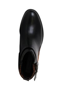 Zwarte leren enkelboot met een ronde neus, een gladde afwerking, zijrits en een metalen gespsluiting rond de enkel. Binnenwerk gevoerd met een bruine stof.