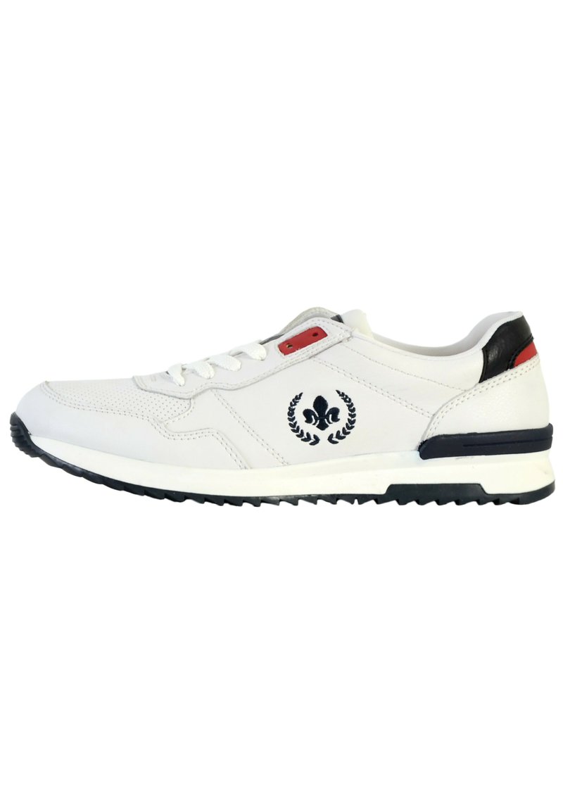 Baskets blanches à lacets avec tige en cuir perforé, accents bleu marine et rouge, logo sur le côté et semelle en caoutchouc texturée pour l'adhérence.