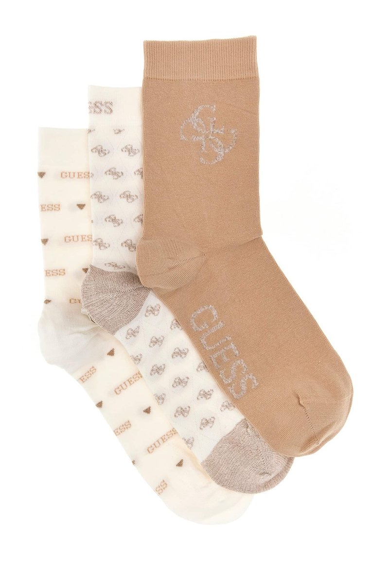 Tre paia di calzini caratterizzati da un calzino color beige con logo, un paio crema con cuori e un paio crema con testo "GUESS". Materiale morbido in misto cotone.