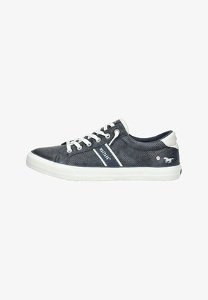 Marineblauwe sneakers van geperforeerd materiaal met witte veters, witte accenten en logo-detail op de zijkant en hak. Rubberen buitenzool.
