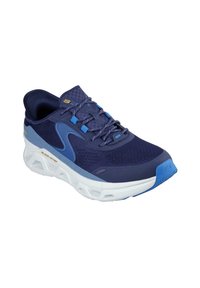 Scarpa sportiva blu navy con tomaia in rete, dettagli azzurri e suola bianca. Presenta un collare imbottito, lacci e motivi testurizzati.