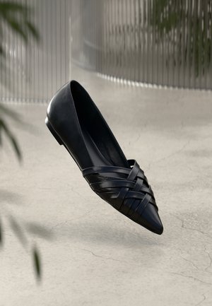 Balerini din piele neagră, cu design de curea împletită, vârf ascuțit și finisaj lucios. Ușoare, cu toc mic, plasate pe un fundal neutru.