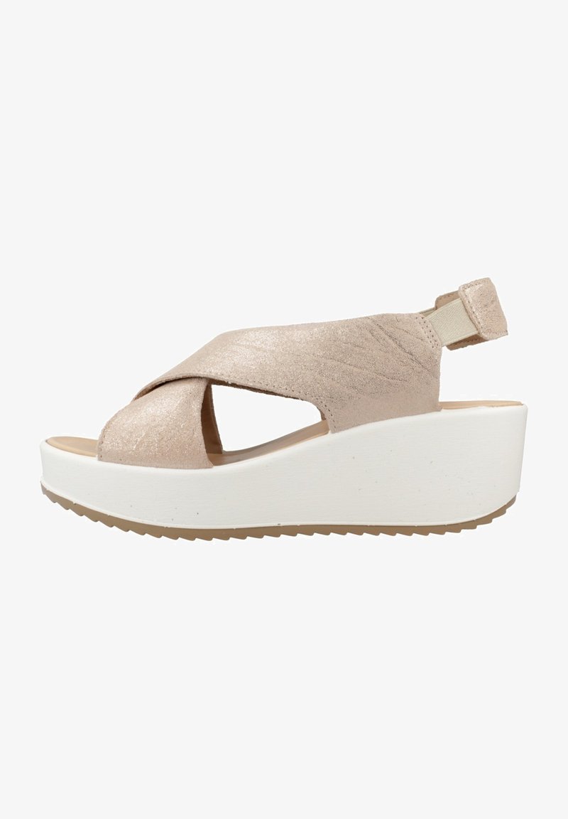 Podpatkové sandály s lehkým zlatým texturovaným svrškem, křížovými popruhy a bezpečným patním popruhem. Bílá platformová podešev s gumovou podrážkou pro dobrou přilnavost.