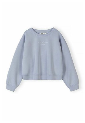 Jasnoniebieska krótka bluza z długimi rękawami, z napisem "London Town 1995 UK" umieszczonym na środku klatki piersiowej.