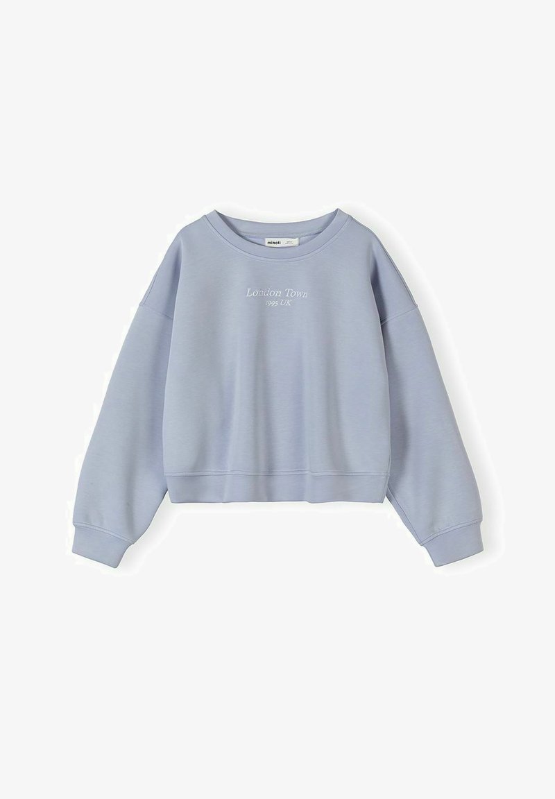 Sweat-shirt court bleu clair à manches longues avec le texte « London Town 1995 UK » centré sur la poitrine.