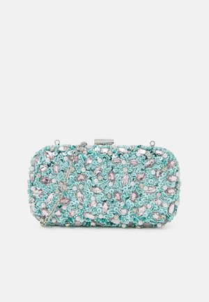 Pochette rectangulaire turquoise ornée de pierres roses, de perles et de paillettes, avec une chaîne argentée et une fermeture à fermoir.