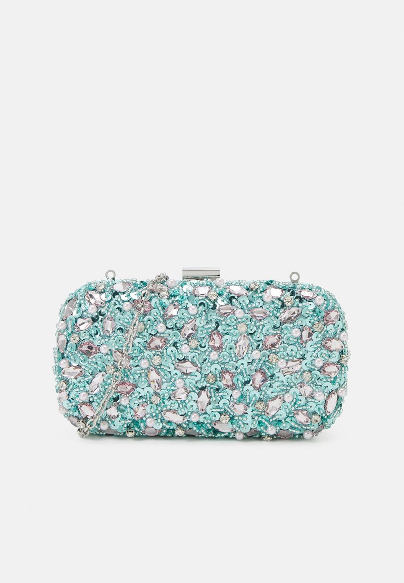 Pochette rectangulaire turquoise ornée de pierres roses, de perles et de paillettes, avec une chaîne argentée et une fermeture à fermoir.