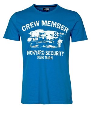 T-shirt en coton bleu avec col rond. Présente des graphismes imprimés blancs incluant « CREW MEMBER No:8 » et « DOCKYARD SECURITY YOUR TURN. »