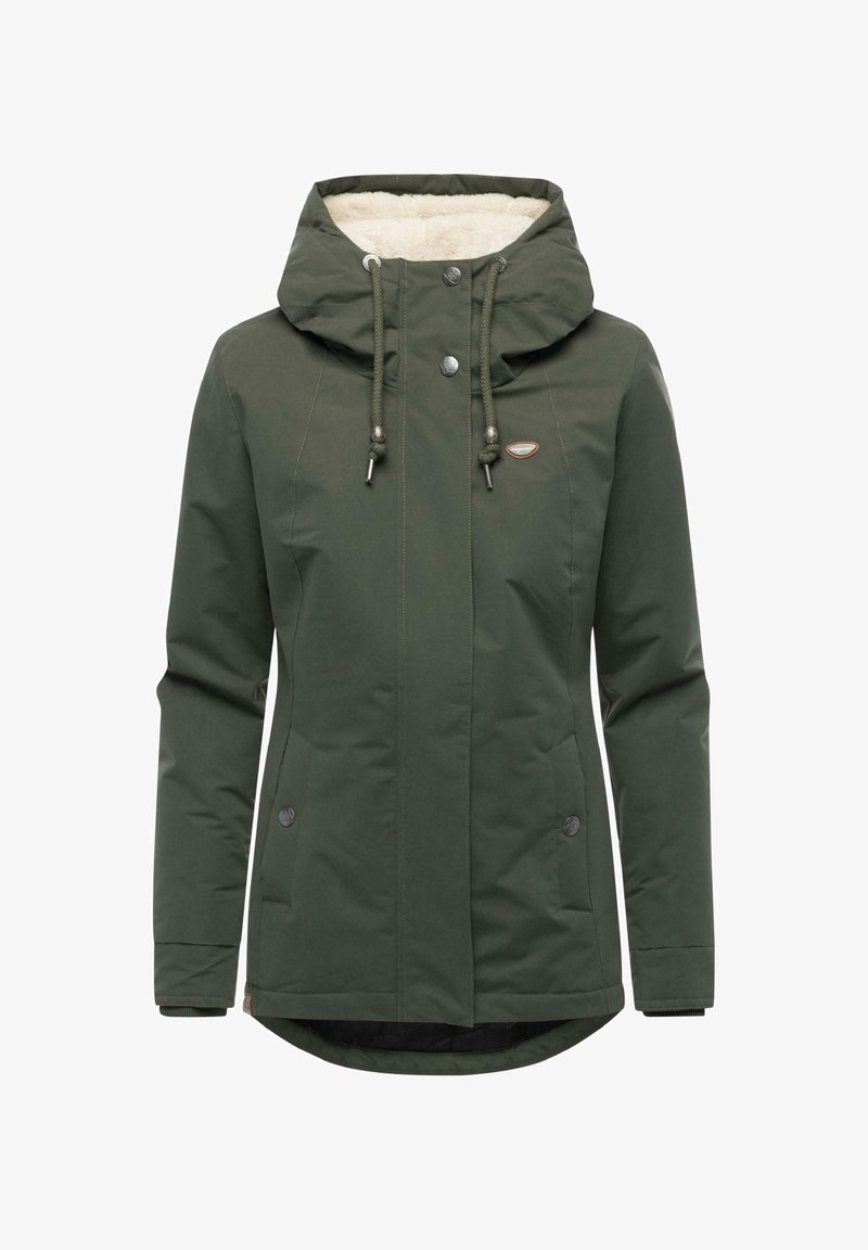 Zielona wodoodporna kurtka z kapturem wyłożonym polarem i wnętrzem z polaru. Posiada napy, kieszenie boczne oraz dłuższy tył dla lepszej ochrony.