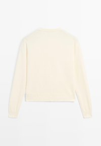 Pull crème à manches longues, avec des poignets et un ourlet côtelés, texture douce, et un col rond simple, présentant un dos épuré.